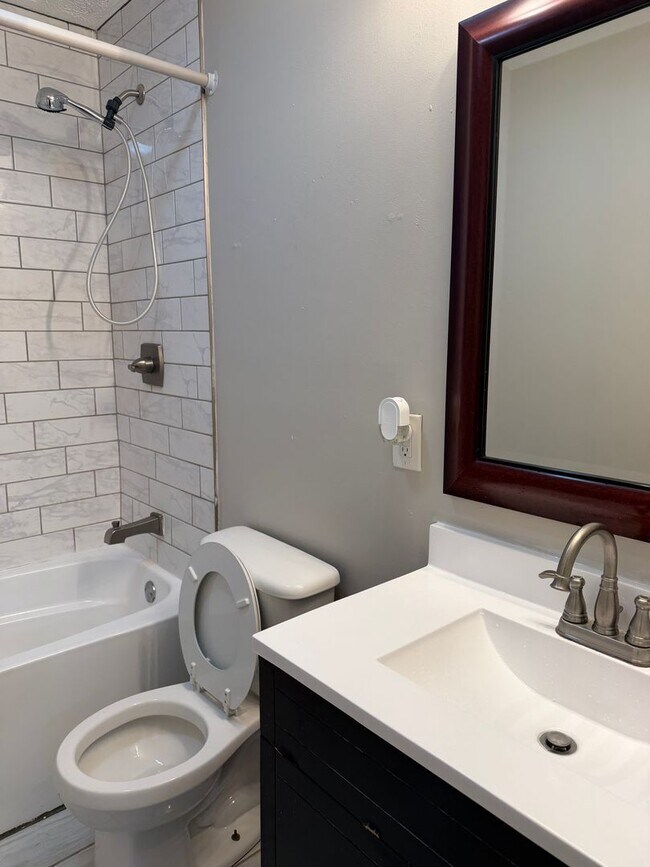 Building Photo - 3 bed 1 bath home for rent!