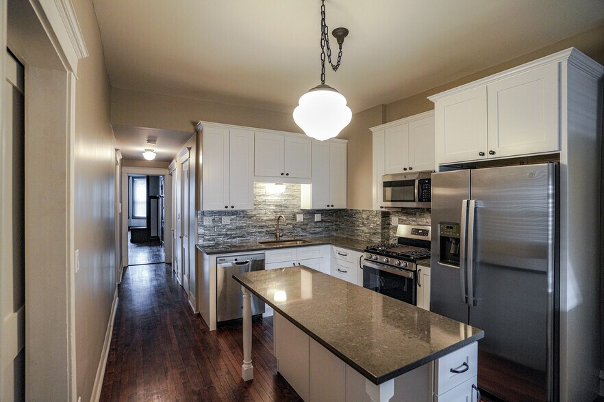 Building Photo - 836 N Maplewood Ave