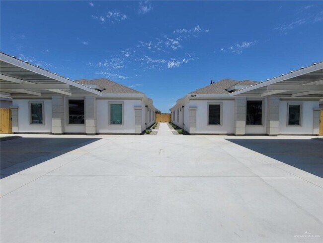 Building Photo - 5704 Sandpiper Ave