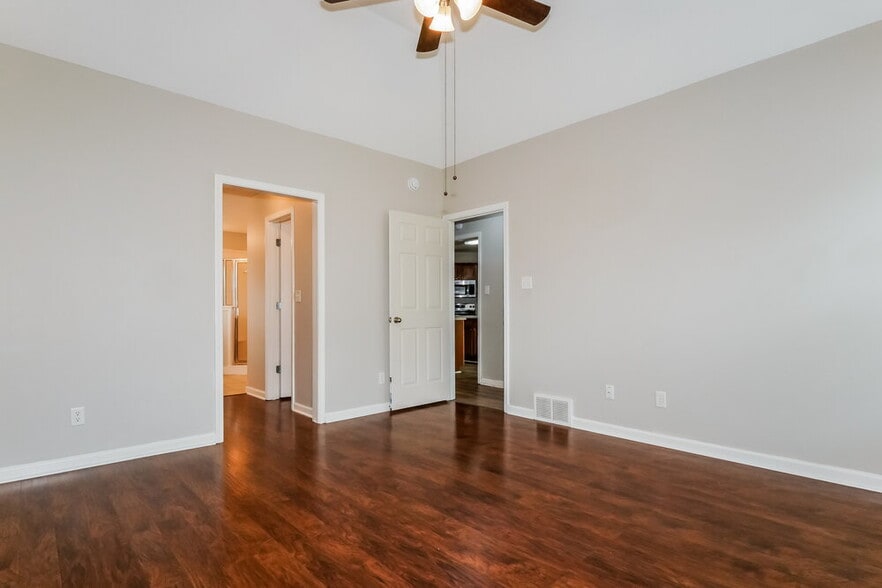 Building Photo - 7838 Alexanders Crossing Dr