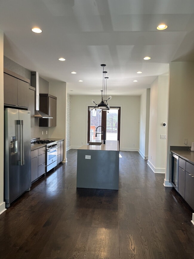 Building Photo - "Spacious Urban Living: 3-Bedroom Townhouse with 3.5 Baths in Nashville's Vibrant Core!" STUNNING...
