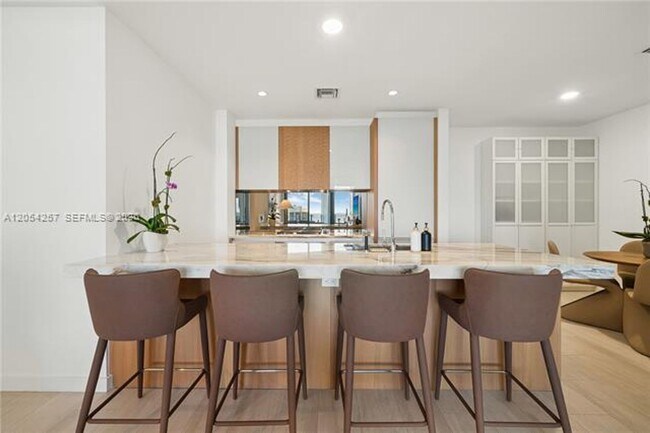 Building Photo - 2831 S Bayshore Dr