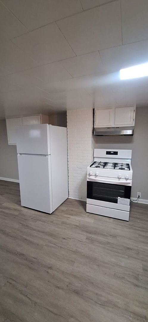 Building Photo - 1605 Pine St