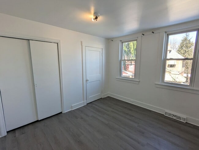 Building Photo - Cozy 2 Bedroom House on quiet street (Mars...