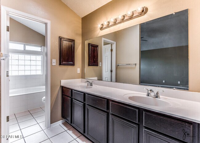 Building Photo - 10789 Pleasant Sand Dr