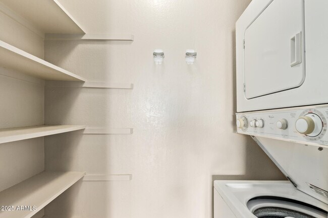 Building Photo - 1402 E Guadalupe Rd