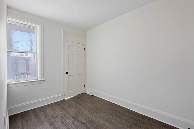 Building Photo - Bright 2 Bedroom, 1 Bath Home in Harrisburg, Pa!