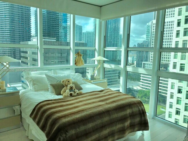 Building Photo - 950 Brickell Bay Dr