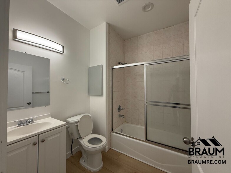 Building Photo - 10849 Fruitland Dr