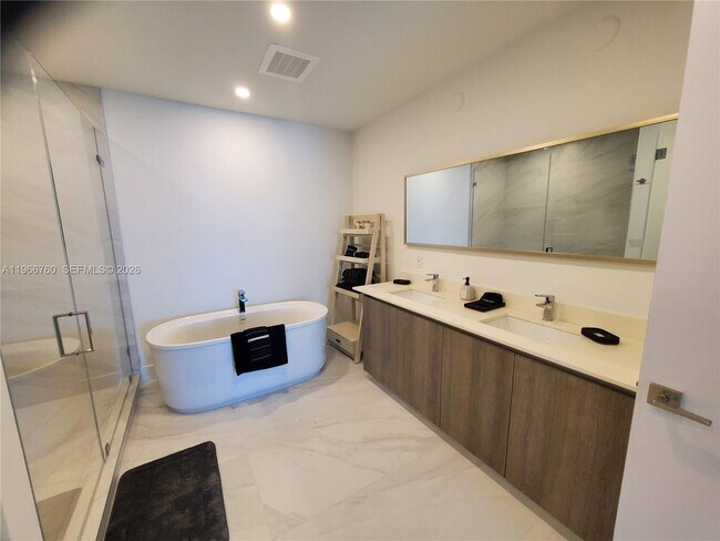 Building Photo - 17550 Collins Ave