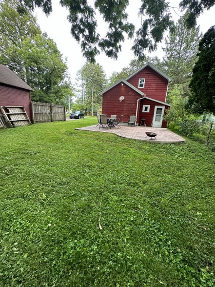 Building Photo - 421 Dodge St