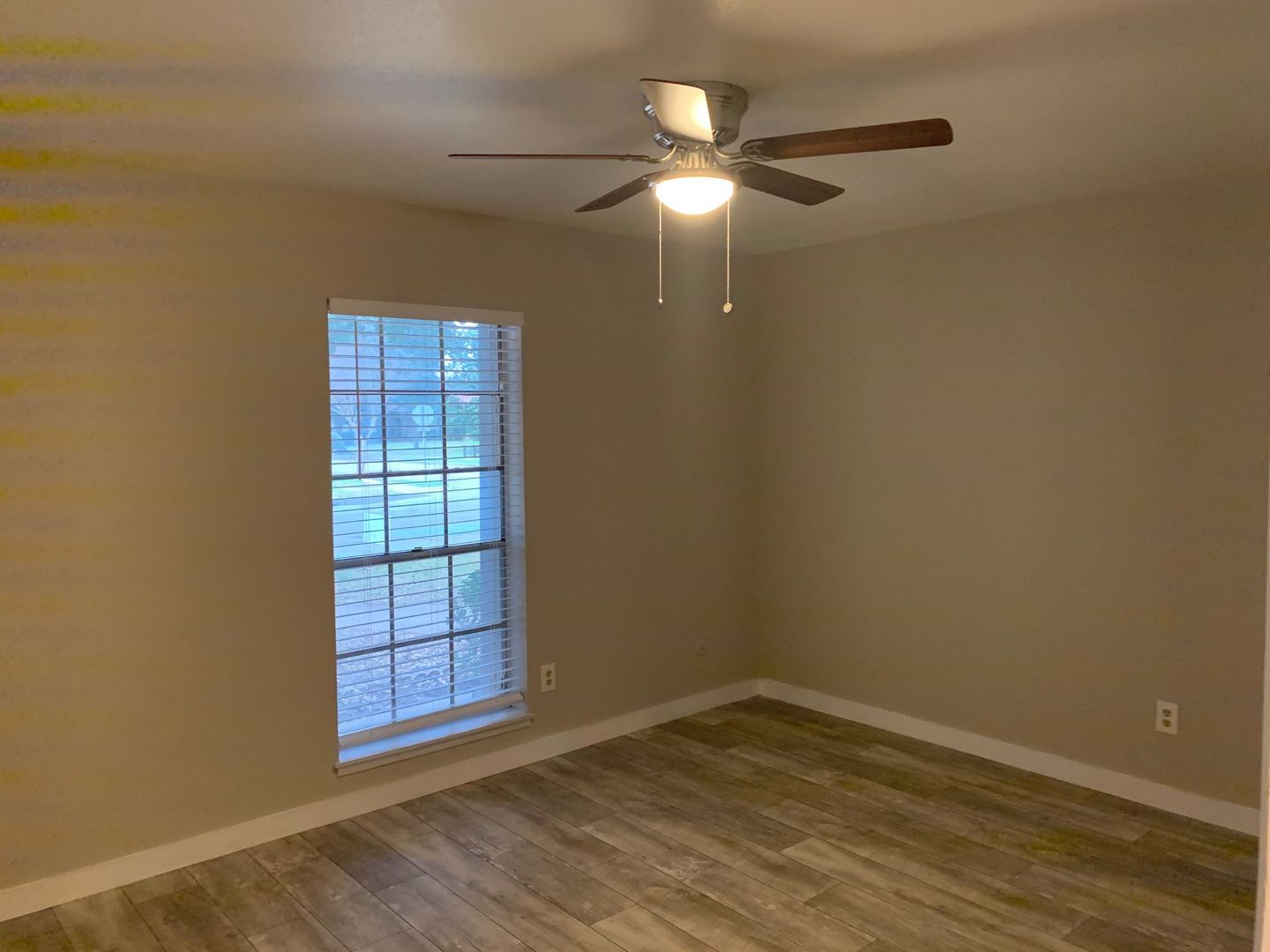 Building Photo - 1335 Carnation Dr