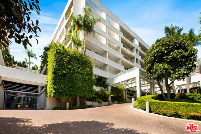 Primary Photo - 1131 Alta Loma Rd