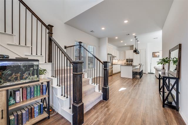 Building Photo - 8025 Glenview Dr