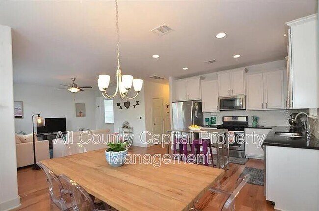 Building Photo - 2204 Capulet St