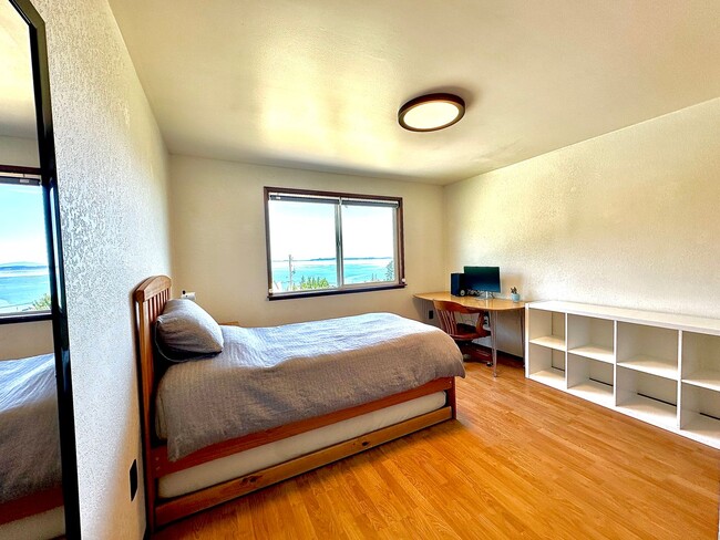 Building Photo - Rental with Views of Utsalady Bay and Mt B...