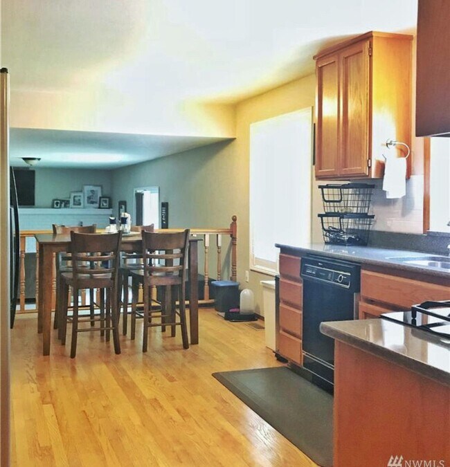 Building Photo - Open, bright and roomy with private backyard