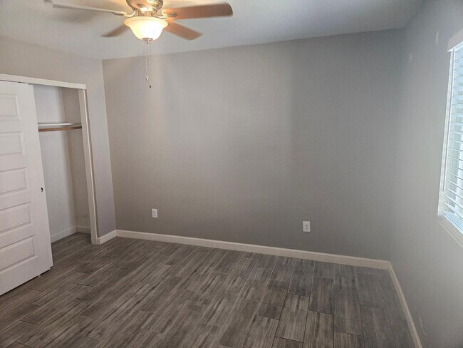 Building Photo - 935 E Roma Ave