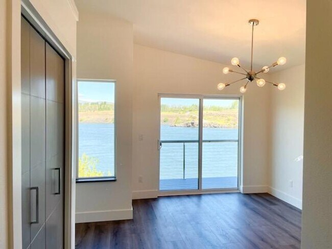 Building Photo - Luxury Rental With A River View