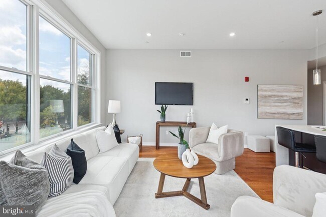 Building Photo - 100 Forrest Ave