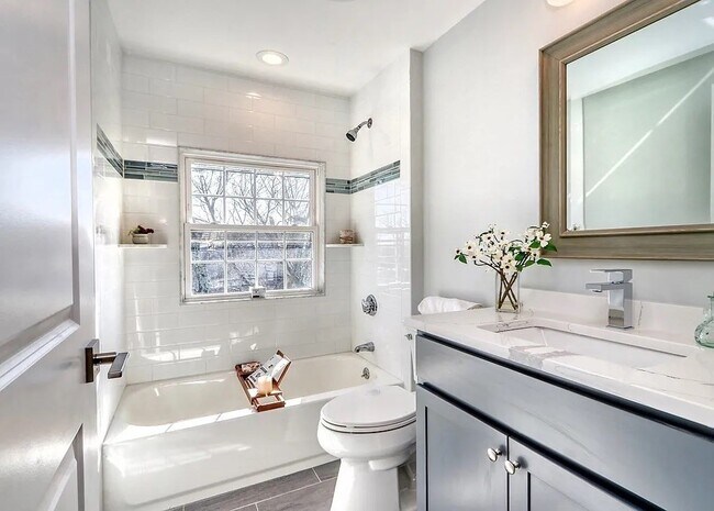 Building Photo - 7 Hillside Ave