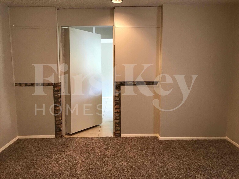 Building Photo - 2710 Peachtree Ln