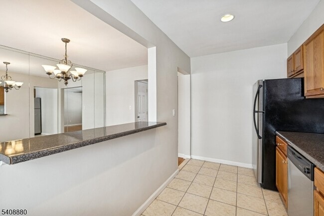 Building Photo - 6 W Roselle Ave