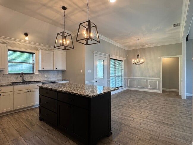 Building Photo - 205 Meadow Ln