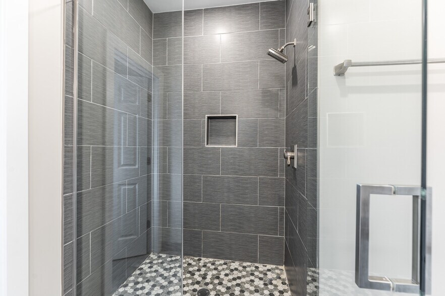 Building Photo - 2238 N Sawyer Ave