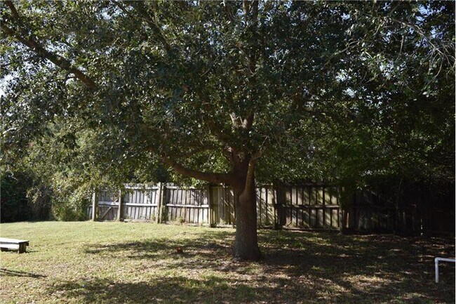 Building Photo - 920 SW Capri St