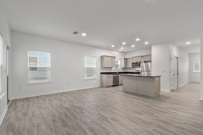Building Photo - Spacious 4-Bedroom Townhome