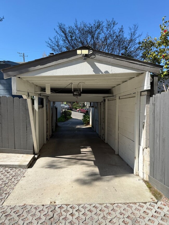 Building Photo - 879 E 28th St