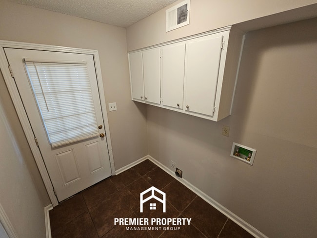 Building Photo - 2942 S.Mendenhall Road