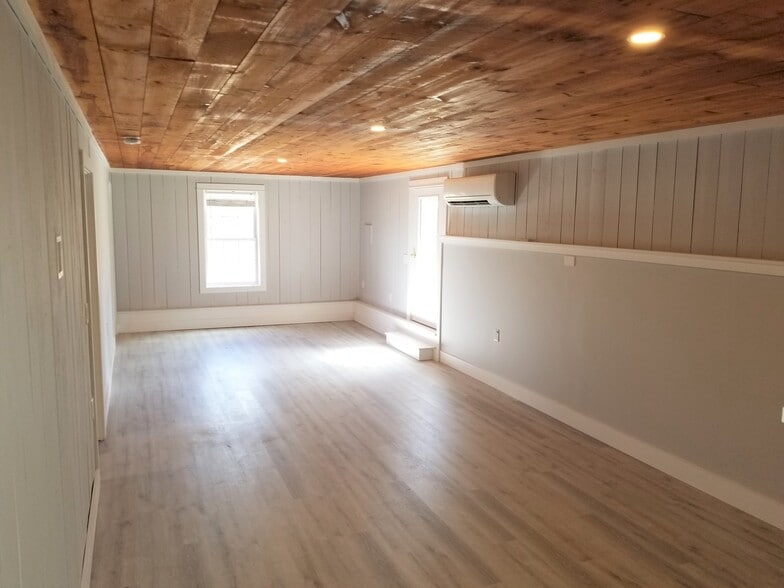 Building Photo - 241 Knights Pond Rd