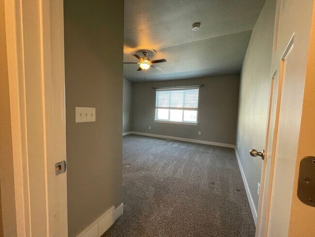 Building Photo - Move-In Ready Home in the Heart of Sandy