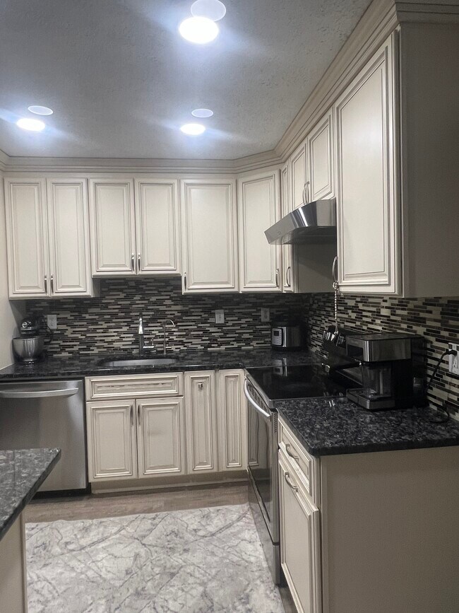 Building Photo - 8548 Pine Run Ct