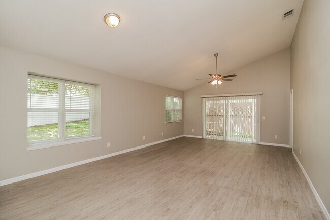 Building Photo - 520 Portland Cir