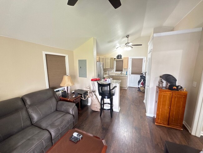 Building Photo - Updated 1 Bed 1 Bath Home - CLOSE TO DENTO...