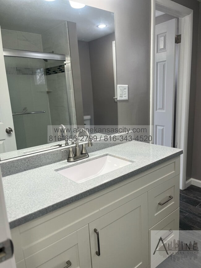 Building Photo - Available Mid January! 5 Bedrooms, PLUS Rec Room in Gladstone!