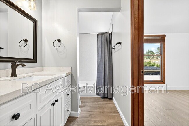 Building Photo - 2079 Ascot Dr