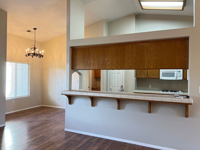 Building Photo - NORTHWEST BAKERSFIELD