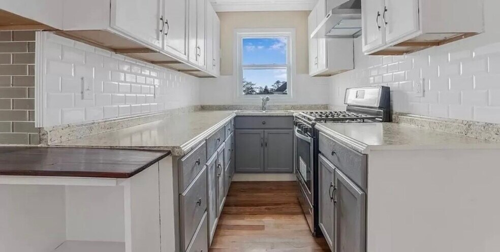 Building Photo - 475 Tecumseh St