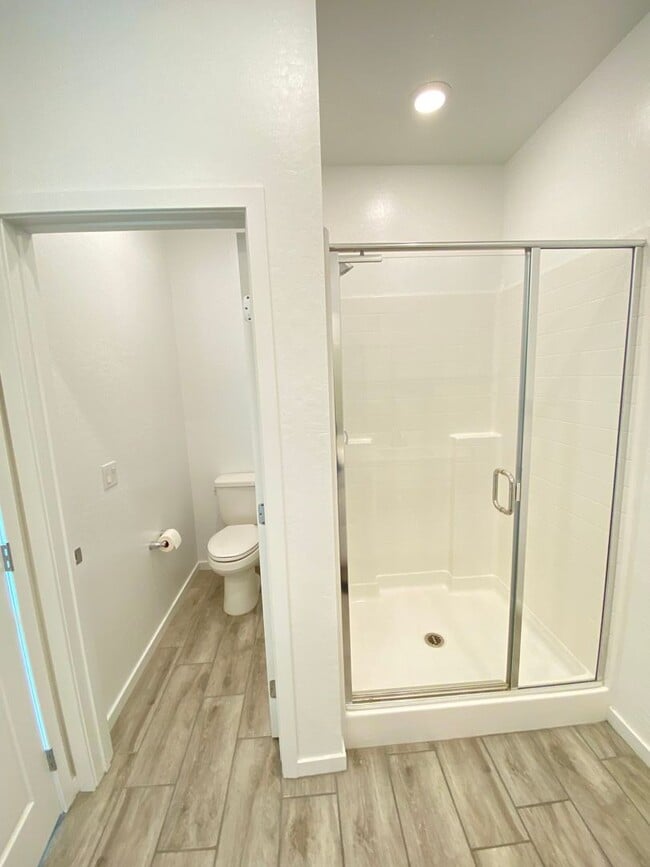 Building Photo - Gorgeous 2Bed/2.5Bath/2Car Townhome located in Gated Community in Henderson