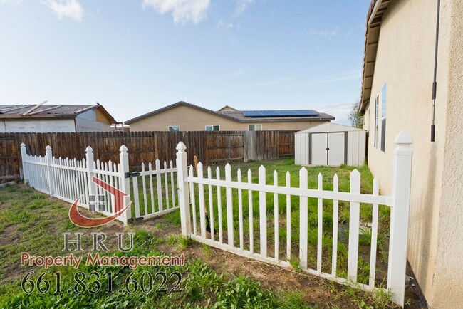 Building Photo - SW-Bakersfield features 3 bed 2 bath with ...