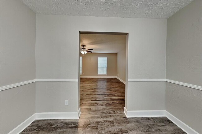 Building Photo - 2818 Silver Falls Dr