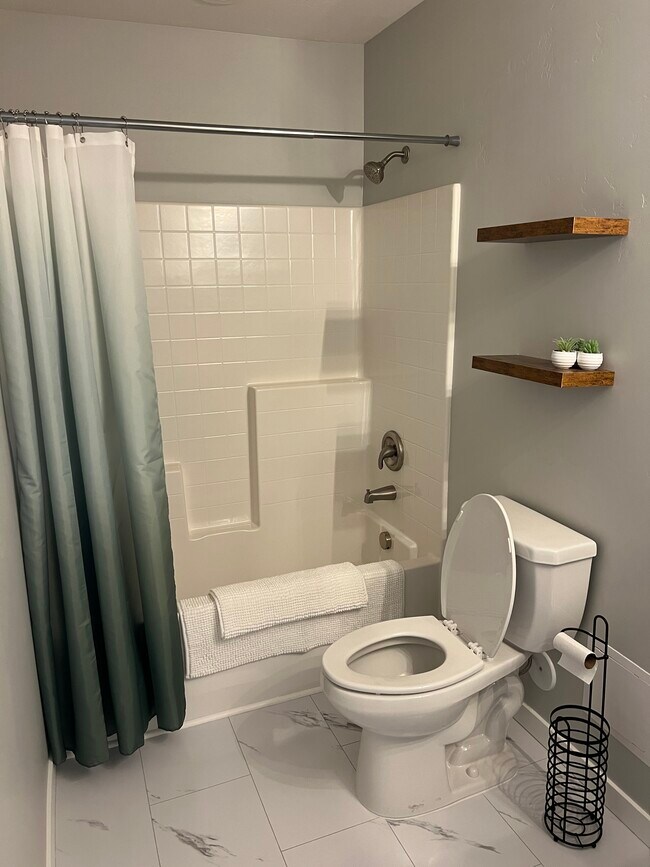 Building Photo - 418 W 18th St