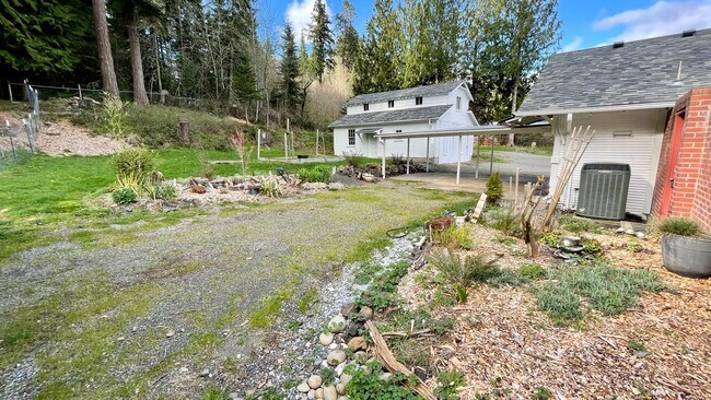 Building Photo - Country Living Home On Over Half An Acre! ...