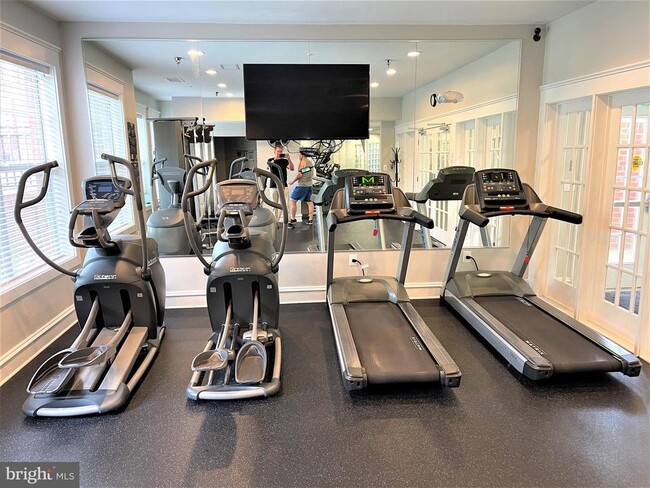 Building Photo - 1641 International Dr