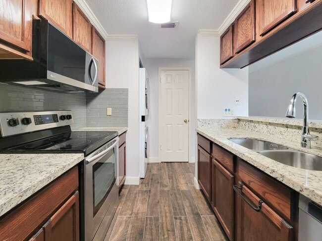 Building Photo - Medical Center Living at Its Best – Poolsi...