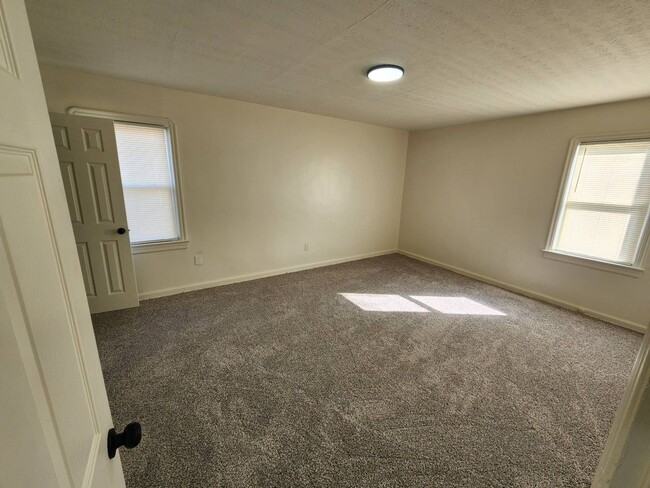 Building Photo - Charming 3-Bedroom Property in Prime Location